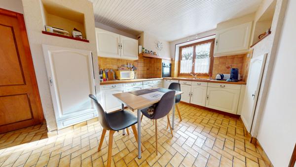 VIVONNE - MAISON DE CHARME - 4 CHAMBRES - GARAGE