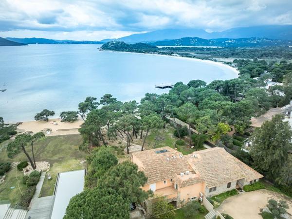 Corse : Calla Rossa, 2 villas pieds dans l'eau, accès direct plage