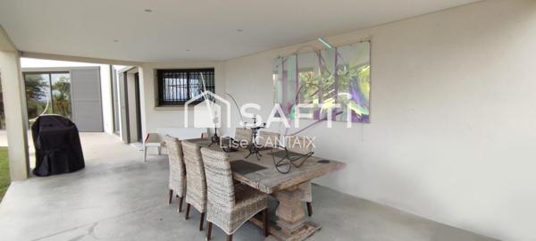 Villa charmante de 272m2 avec piscine mirroir dans un coin calme et forestier.