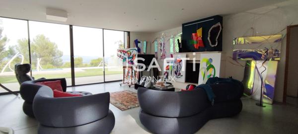 Villa charmante de 272m2 avec piscine mirroir dans un coin calme et forestier.