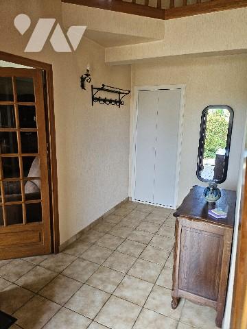 Située à proximité des écoles et des transports, maison de 1989 sans vis-à-vis.