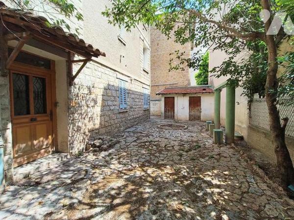 A VENDRE - IMMEUBLE DE RAPPORT - TOULON : quartier du Pont du Las, à proximité de la place du m...