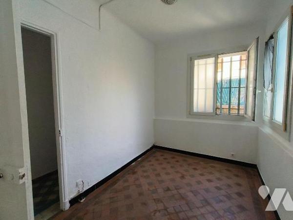 A VENDRE - IMMEUBLE DE RAPPORT - TOULON : quartier du Pont du Las, à proximité de la place du m...
