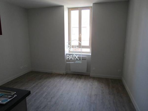 79300 BRESSUIRE Studio en centre-ville - Bressuire