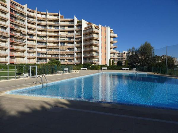 SECTEUR RECHERCHE! Beau 2 pièces de 44m² avec parking et Cave Plage et commerces à pied !