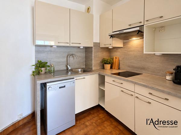 SECTEUR RECHERCHE! Beau 2 pièces de 44m² avec parking et Cave Plage et commerces à pied !