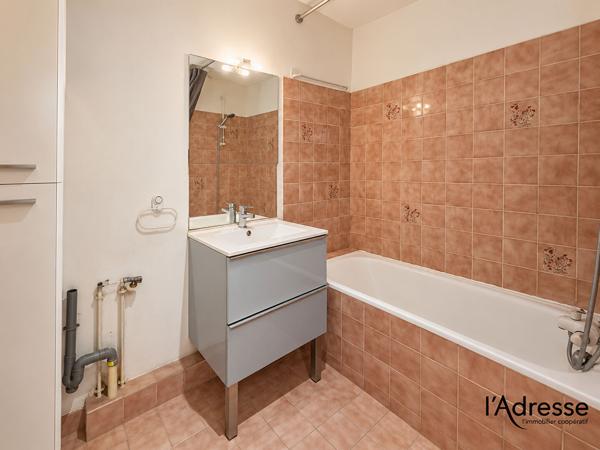 SECTEUR RECHERCHE! Beau 2 pièces de 44m² avec parking et Cave Plage et commerces à pied !