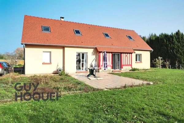 Menneval, hors lotissement, centre Leclerc à pied et au calme.