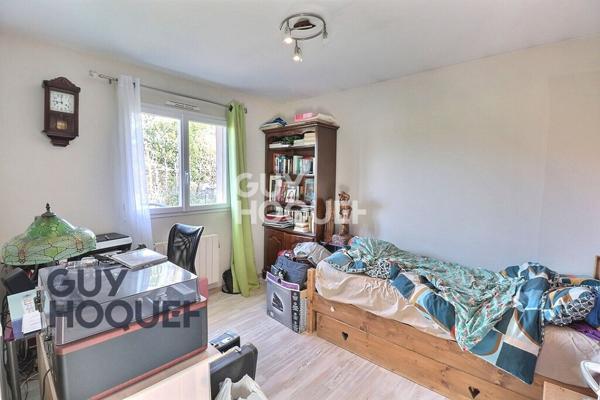 Menneval, hors lotissement, centre Leclerc à pied et au calme.