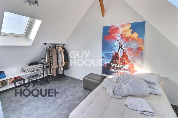 Menneval, hors lotissement, centre Leclerc à pied et au calme.