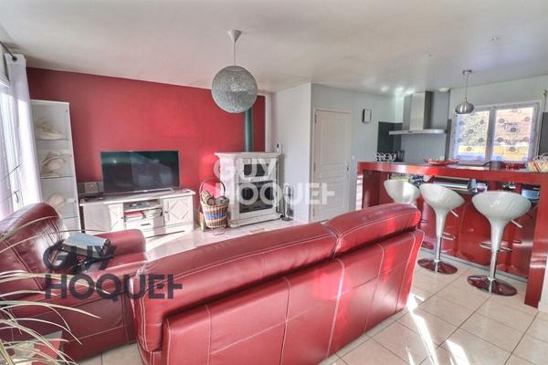 Menneval, hors lotissement, centre Leclerc à pied et au calme.