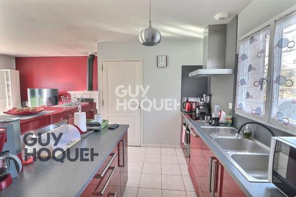 Menneval, hors lotissement, centre Leclerc à pied et au calme.