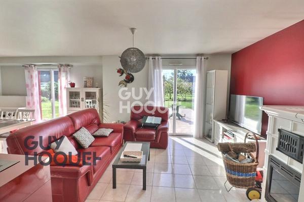 Menneval, hors lotissement, centre Leclerc à pied et au calme.