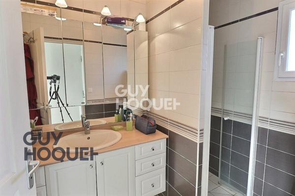 Menneval, hors lotissement, centre Leclerc à pied et au calme.