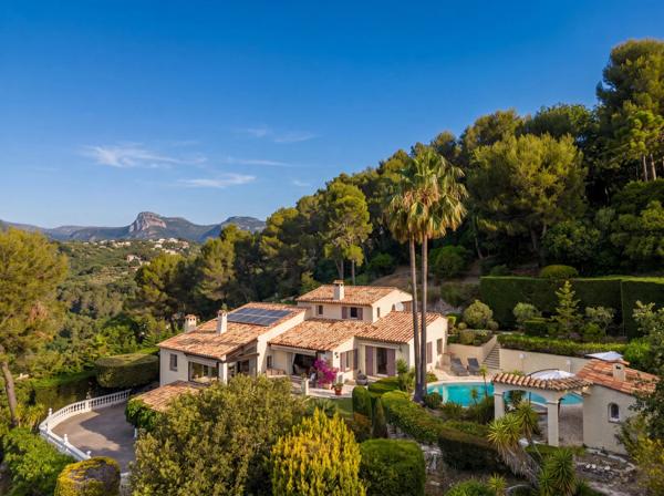 Villa de caractère avec piscine, vue dégagée et calme absolu