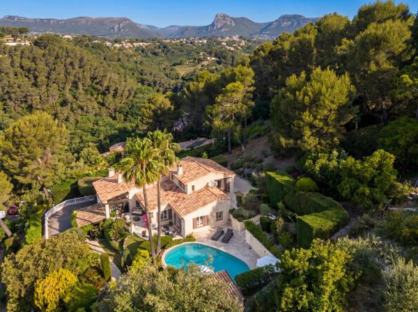 Villa de caractère avec piscine, vue dégagée et calme absolu