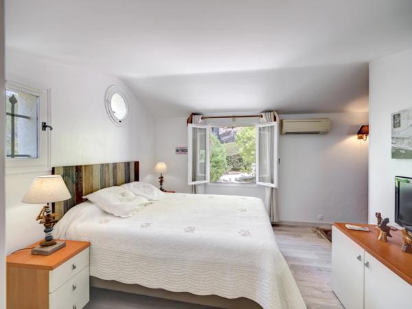 Villa de caractère avec piscine, vue dégagée et calme absolu