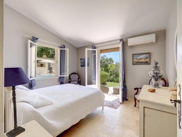 Villa de caractère avec piscine, vue dégagée et calme absolu