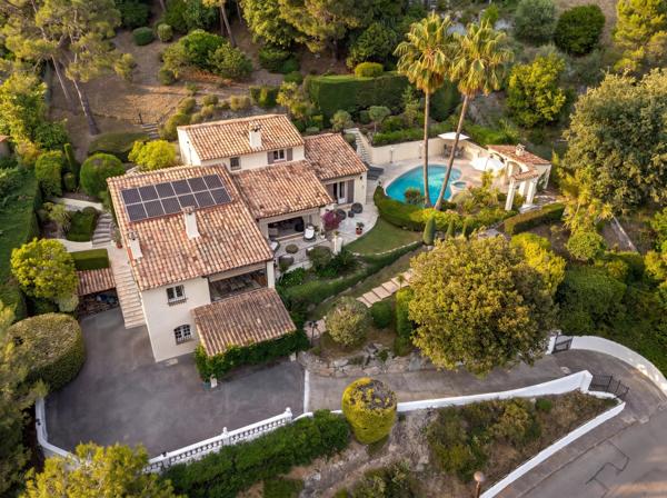 Villa de caractère avec piscine, vue dégagée et calme absolu