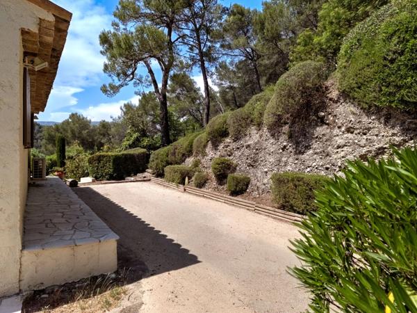 Villa de caractère avec piscine, vue dégagée et calme absolu