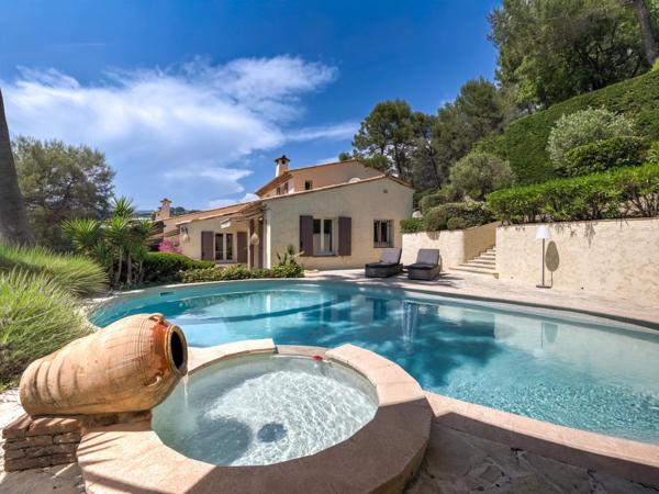 Villa de caractère avec piscine, vue dégagée et calme absolu