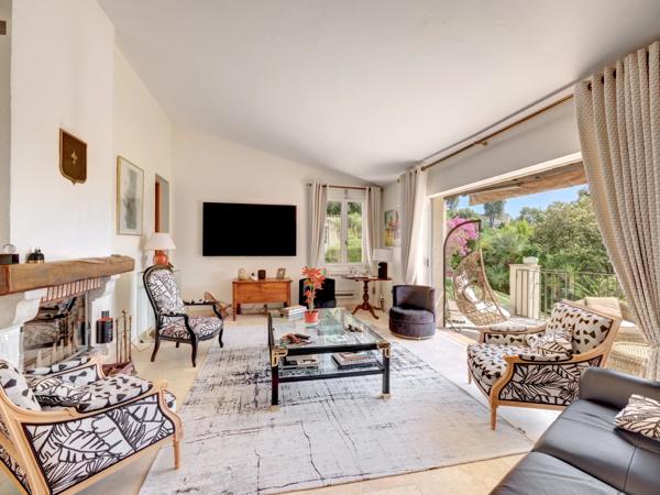Villa de caractère avec piscine, vue dégagée et calme absolu