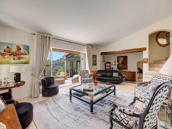 Villa de caractère avec piscine, vue dégagée et calme absolu
