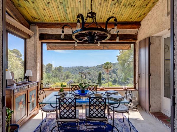 Villa de caractère avec piscine, vue dégagée et calme absolu