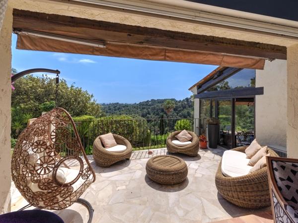Villa de caractère avec piscine, vue dégagée et calme absolu