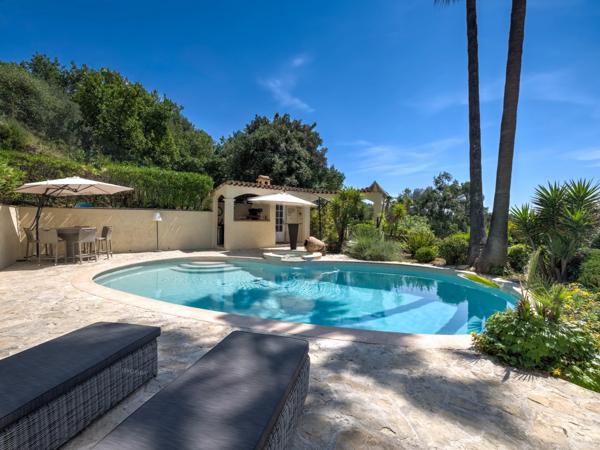 Villa de caractère avec piscine, vue dégagée et calme absolu