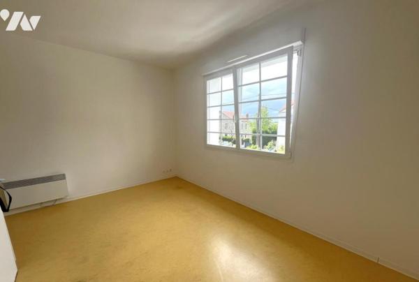 Carquefou centre bourg, studio 19 m² libre, parking.