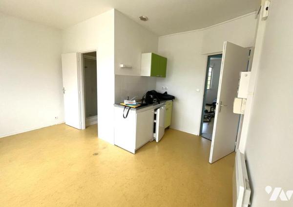 Carquefou centre bourg, studio 19 m² libre, parking.