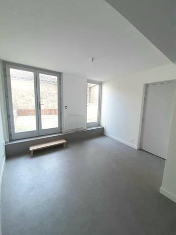 MONTBRISON CENTRE - F3 AVEC GRANDE TERRASSE