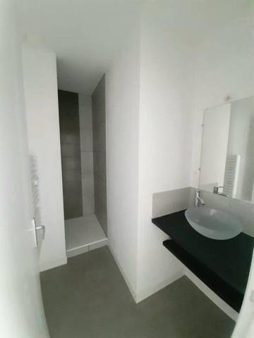 MONTBRISON CENTRE - F3 AVEC GRANDE TERRASSE