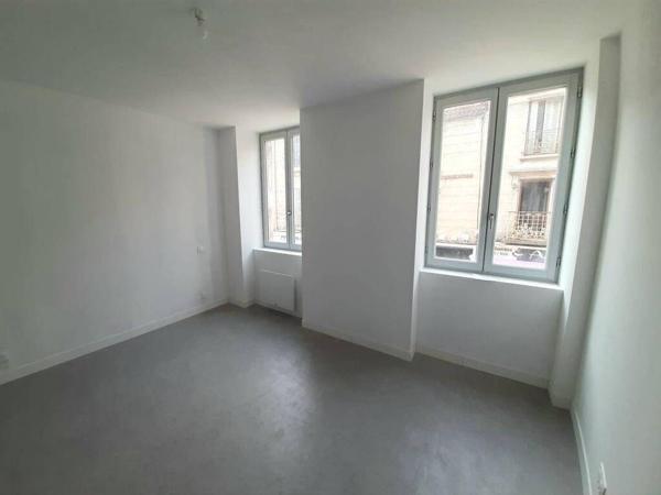 MONTBRISON CENTRE - F3 AVEC GRANDE TERRASSE