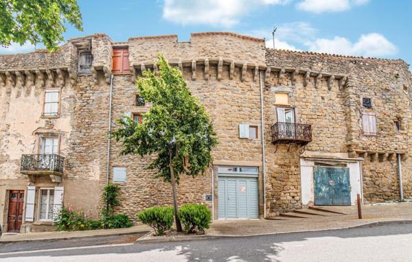 Belle demeure en pierre 5 chambres avec garage, cour, terrasse et courcive
