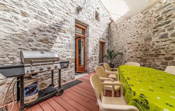 Belle demeure en pierre 5 chambres avec garage, cour, terrasse et courcive