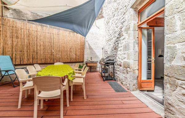 Belle demeure en pierre 5 chambres avec garage, cour, terrasse et courcive