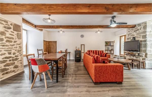 Belle demeure en pierre 5 chambres avec garage, cour, terrasse et courcive