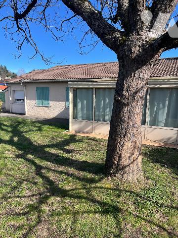 DAGNEUX, proche MONTLUEL Maison plain pied, 125 m², bon état.
295 000.00€