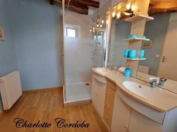 Vivez votre rêve : Ferme de caractère avec gîtes, chambres d’hôtes et potentiel incroyable à Feugarolles