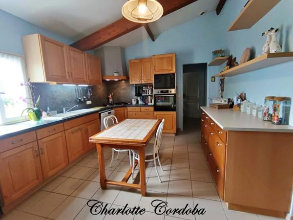 Vivez votre rêve : Ferme de caractère avec gîtes, chambres d’hôtes et potentiel incroyable à Feugarolles