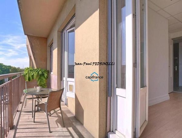 Lyon 8e Appartement T3 de 55 m², balcon avec belle vue dégagée - Tram T6 connexion Metro B et D