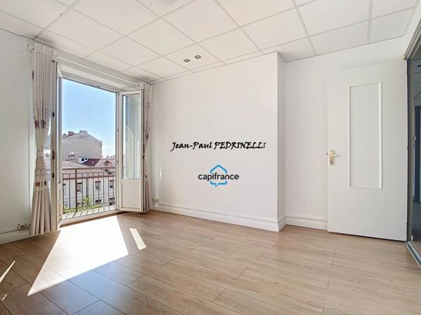 Lyon 8e Appartement T3 de 55 m², balcon avec belle vue dégagée - Tram T6 connexion Metro B et D