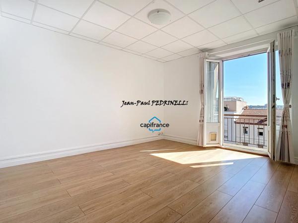 Lyon 8e Appartement T3 de 55 m², balcon avec belle vue dégagée - Tram T6 connexion Metro B et D