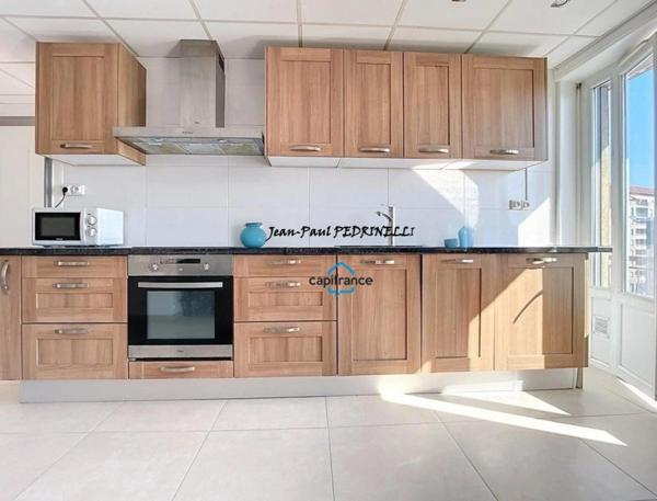 Lyon 8e Appartement T3 de 55 m², balcon avec belle vue dégagée - Tram T6 connexion Metro B et D