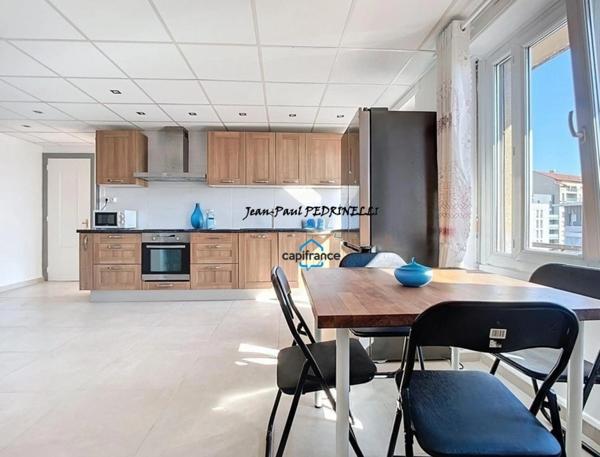 Lyon 8e Appartement T3 de 55 m², balcon avec belle vue dégagée - Tram T6 connexion Metro B et D