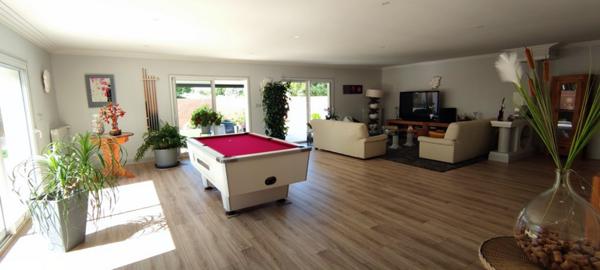 Villa  6 pièce(s)  4 chambre(s)  223 m²