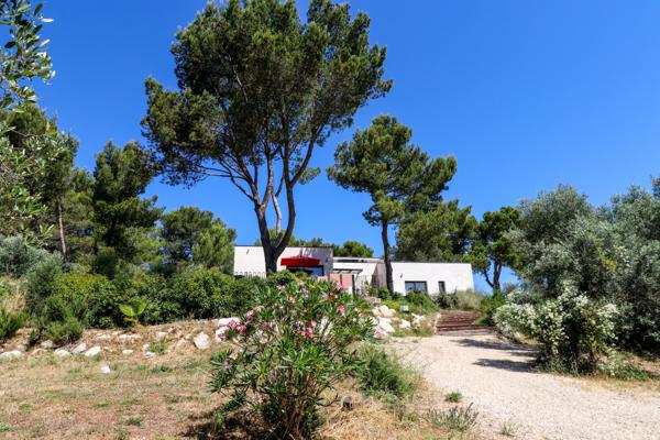 Maison contemporaine avec vue dégagée e piscine