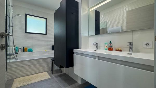 Maison contemporaine avec vue dégagée e piscine